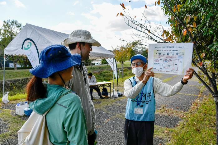 チェックポイントで水野家の説明を受ける参加者