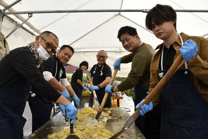 出展のお店で焼きそばをつくる皆さん