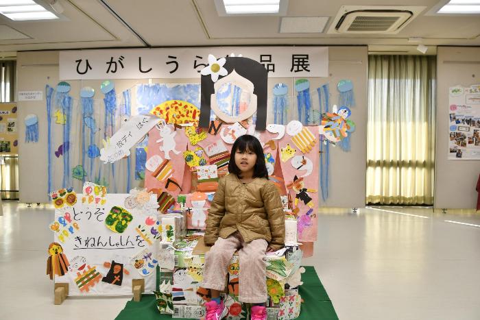 作品展の椅子の作品に座ってみた子ども