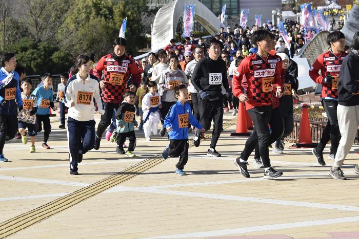 ゲスト選手とジョギングする参加者