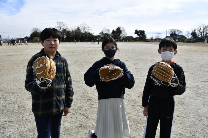 グローブを使用する児童ら