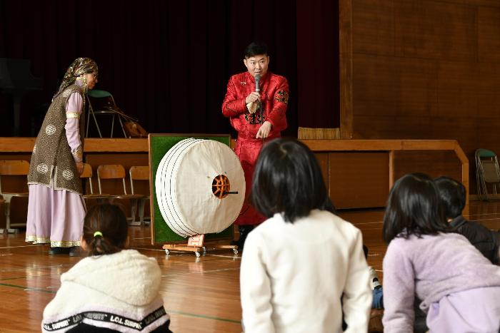 モンゴルの家の構造を学ぶ児童