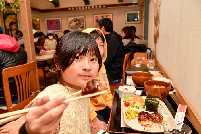 ハンバーグを見せてくれる子ども