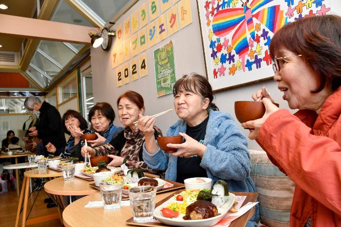 味わって食べるお客さん