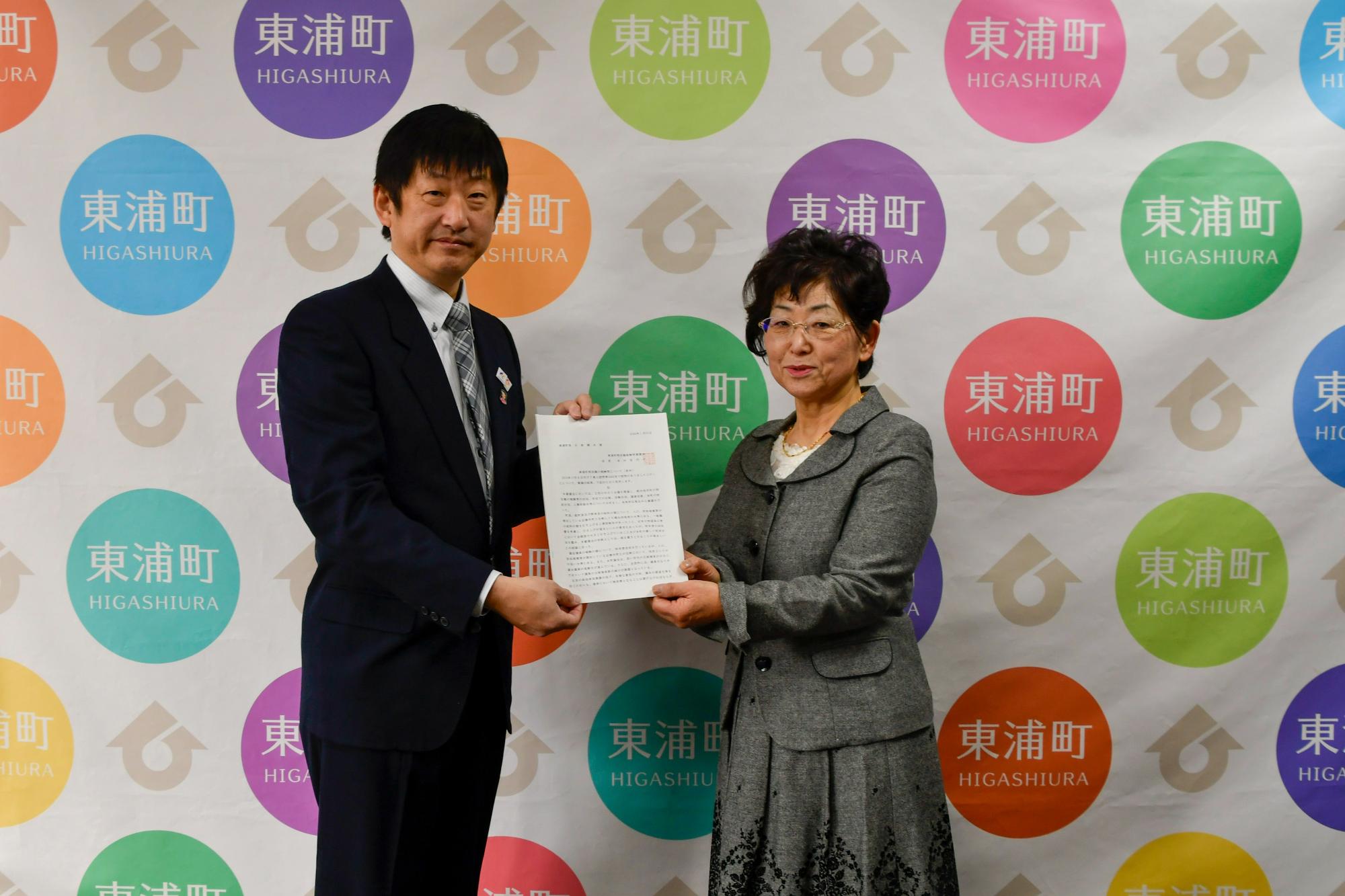 会長から町長へ答申を手渡す写真