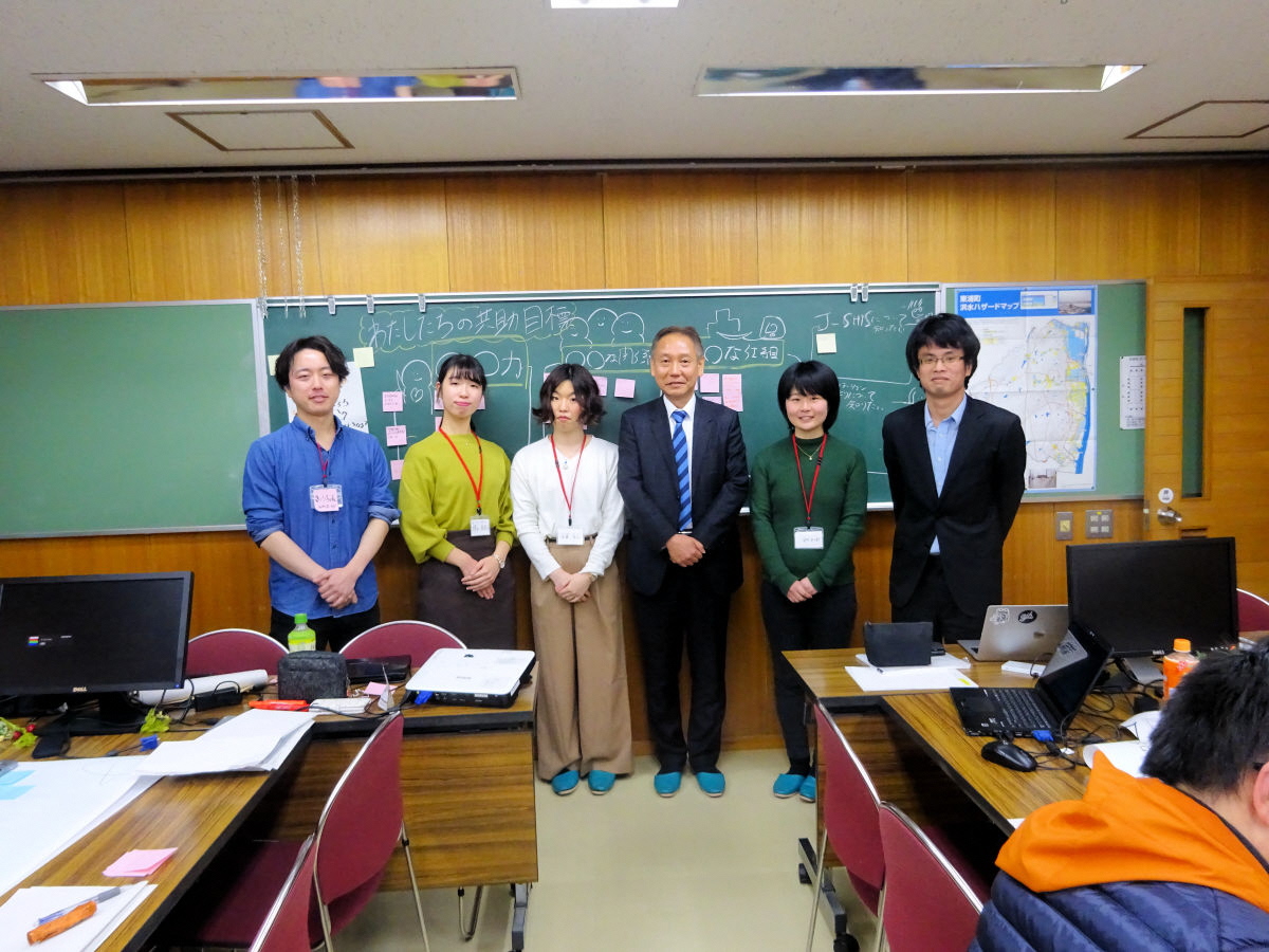 神谷町長と5名のプロジェクトチームメンバーの集合写真