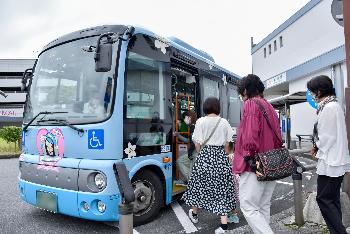 東浦町のバスに乗り込む参加者