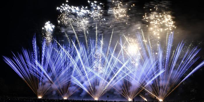 扇状に打ちあがる蒼い花火