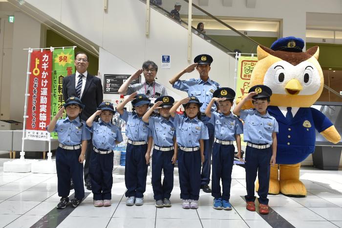 敬礼するちびっこ警官たち