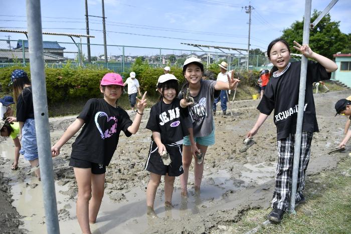 仲良く畔塗に取り組む児童たち