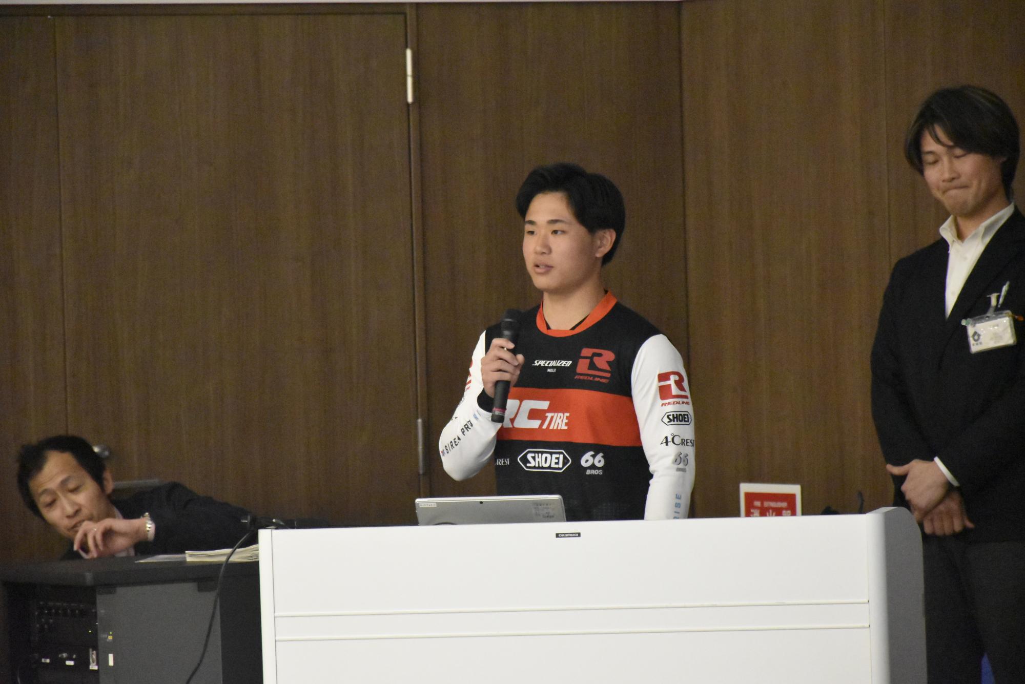 住民懇談会（若者の海外挑戦応援事業帰国者報告会）で発表する参加者