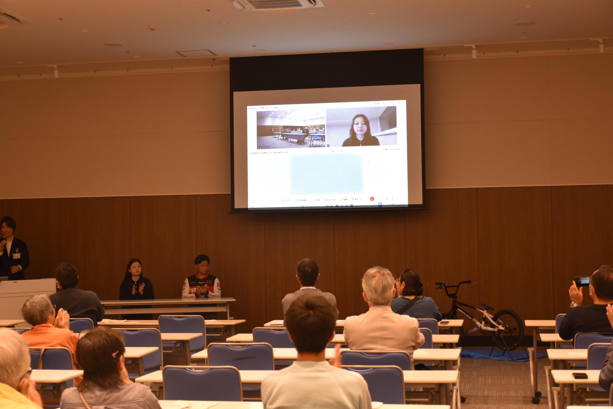 住民懇談会（若者の海外挑戦応援事業報告会）で発表する参加者