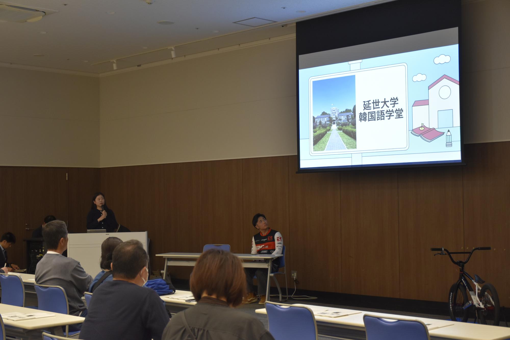 海外の経験を発表する参加者