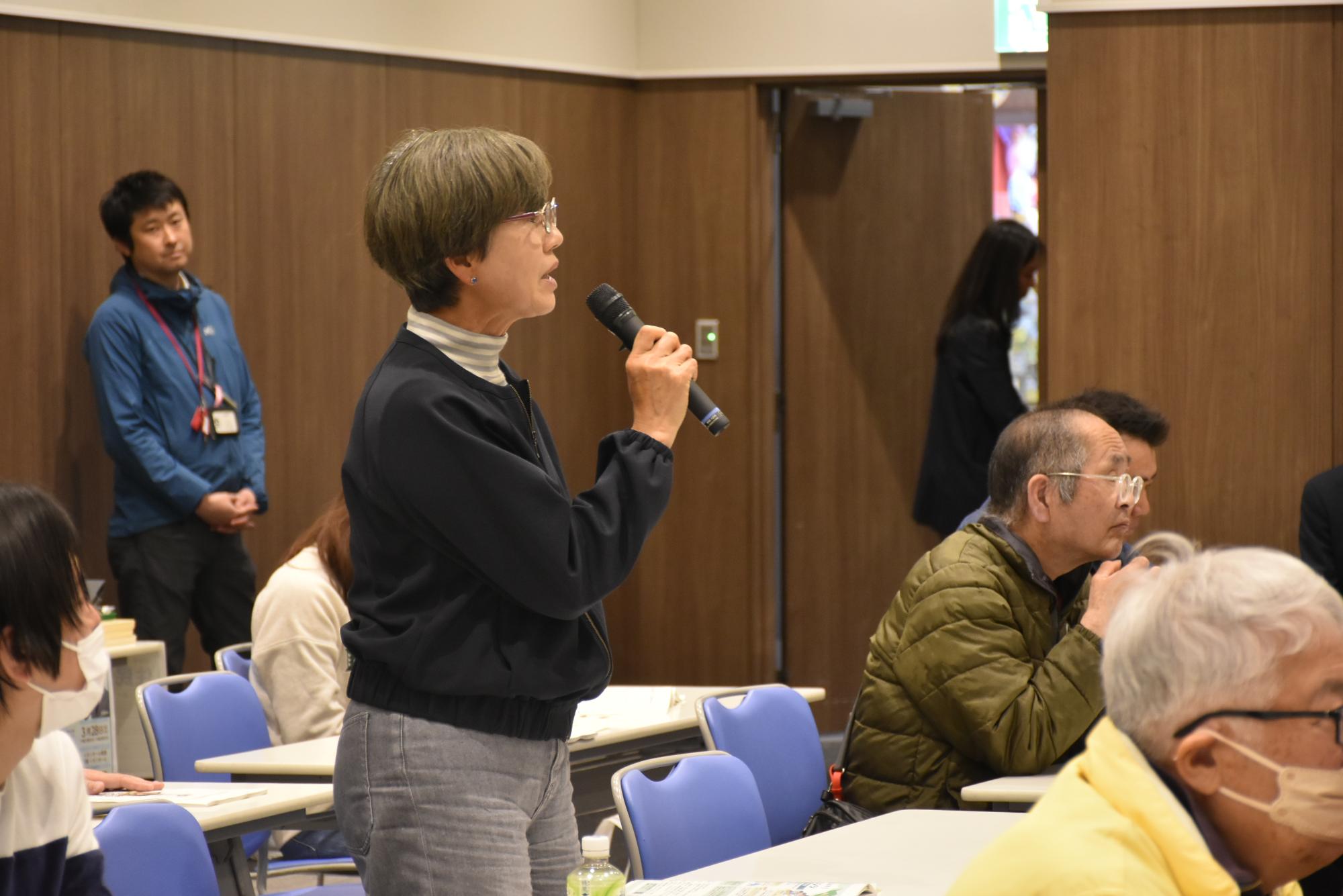 発表者に質問する参加者