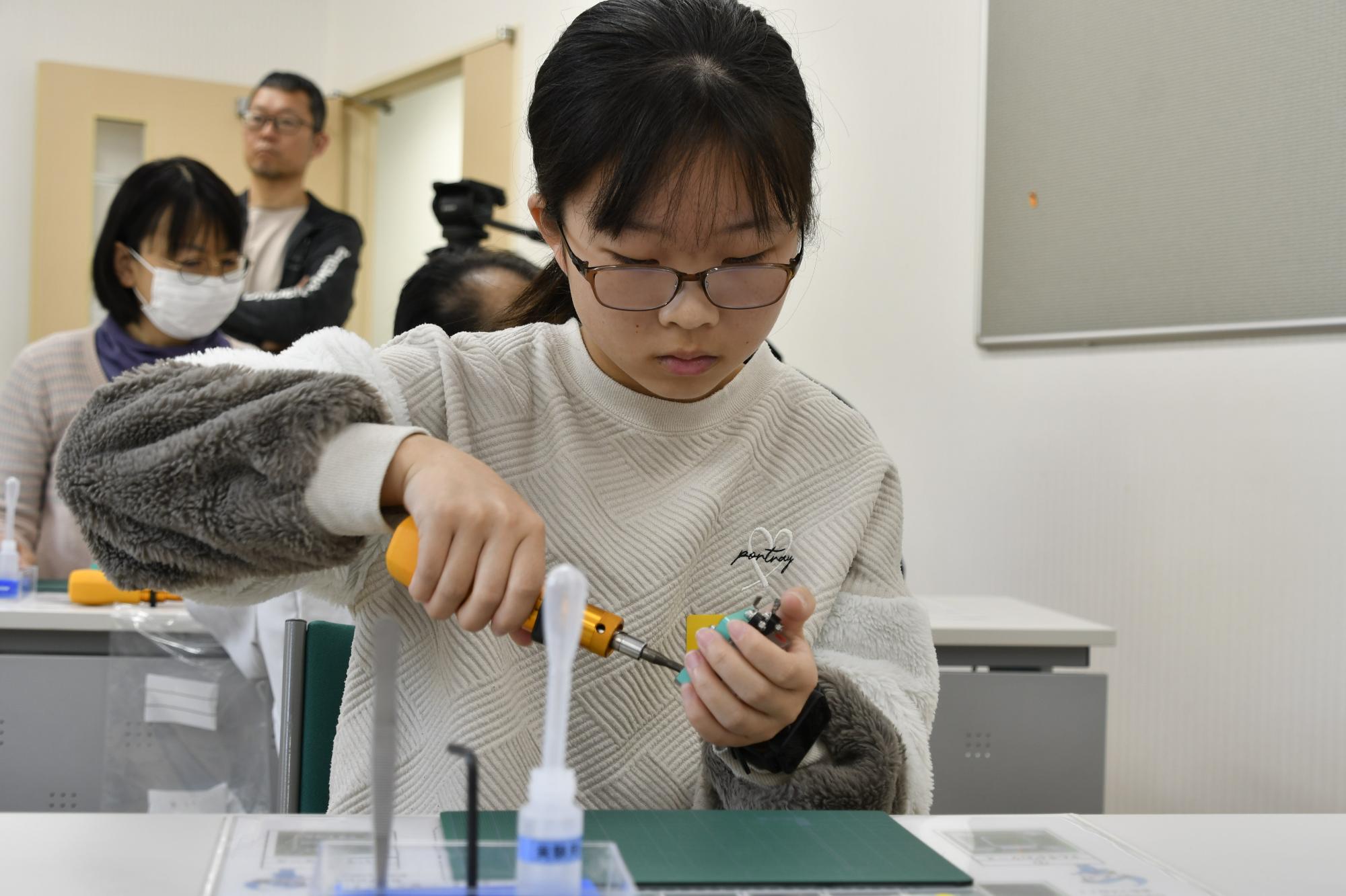 燃料電池を組み立てているところ