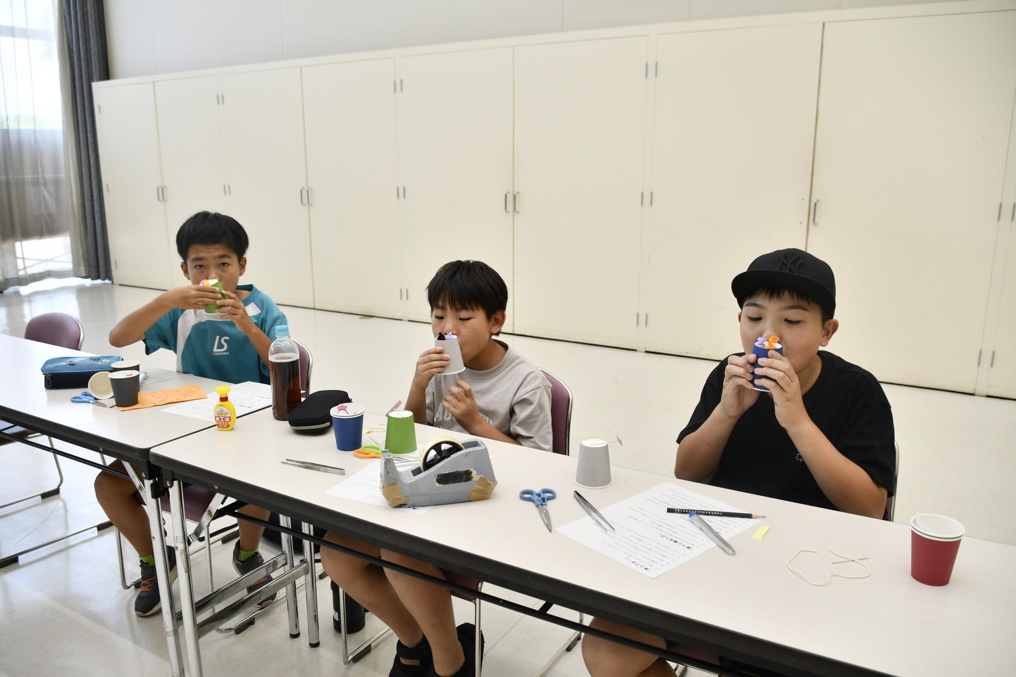 紙コップで実験をする子ども