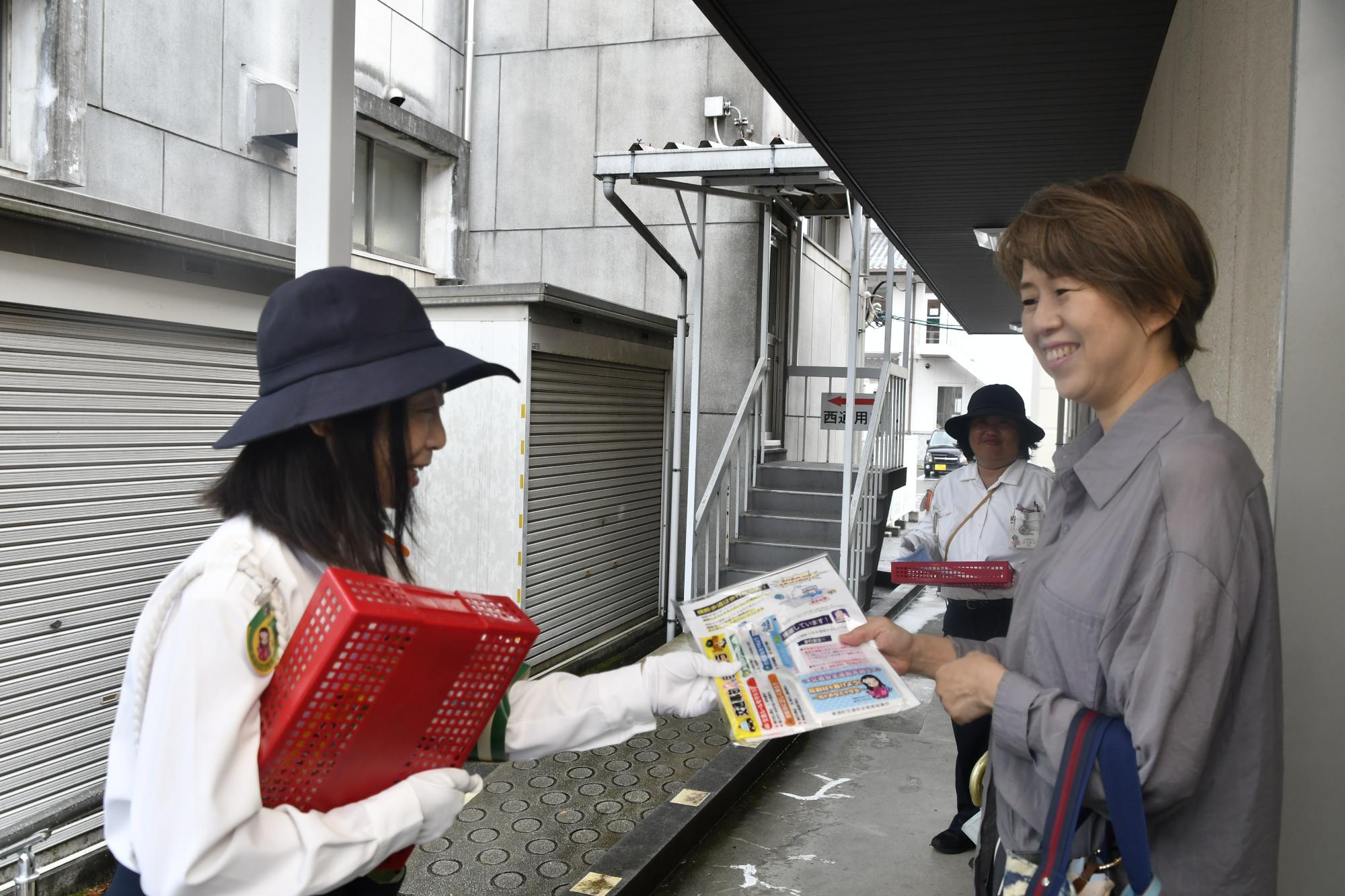 交通指導員から啓発品を受け取る住民