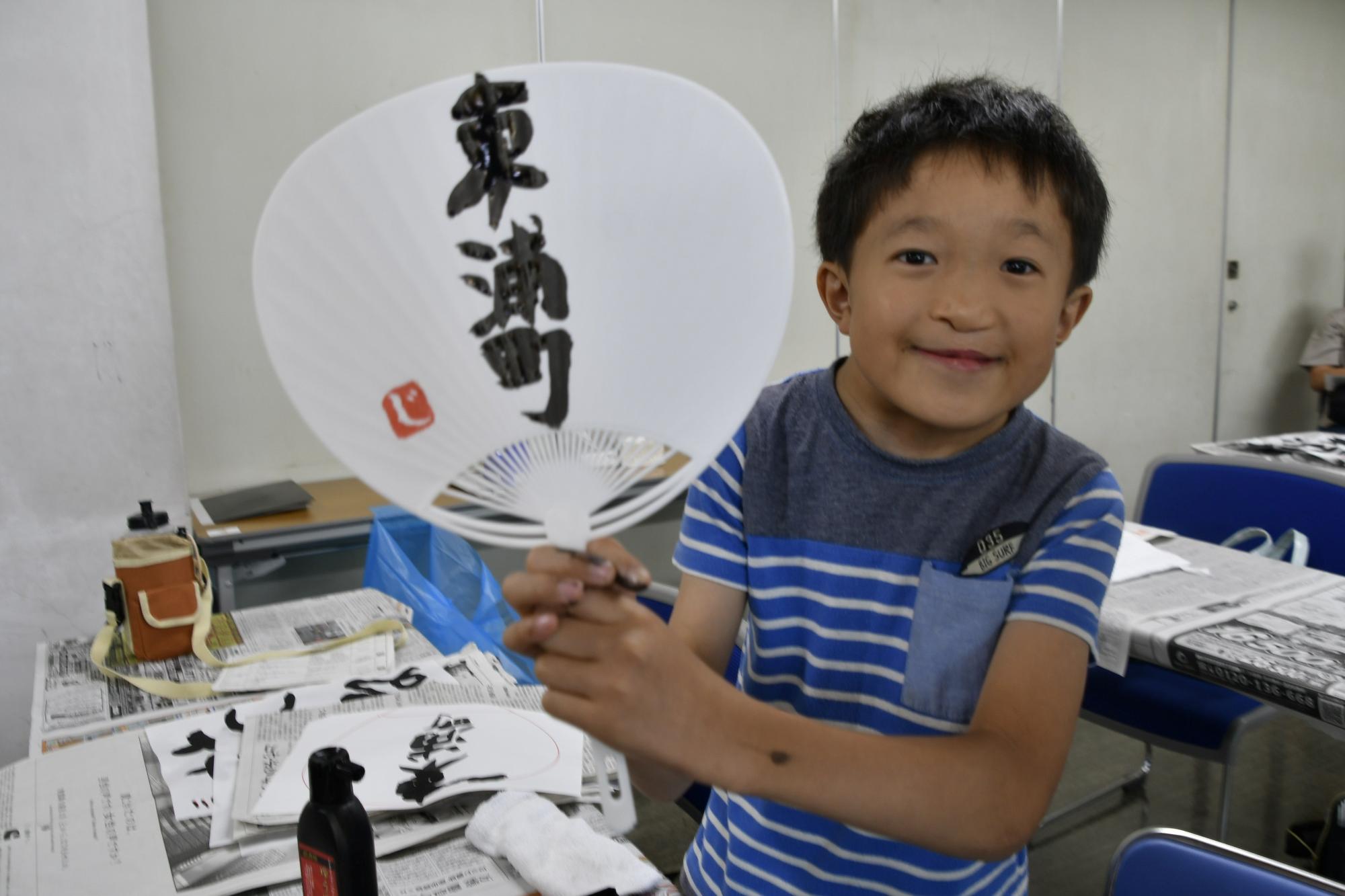 うちわを持つ子ども
