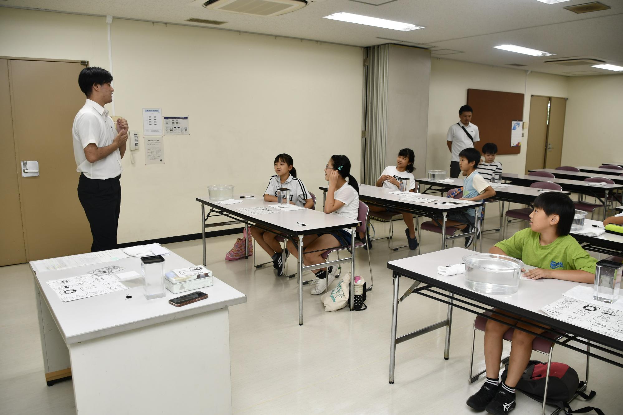 説明を聞く子どもたち