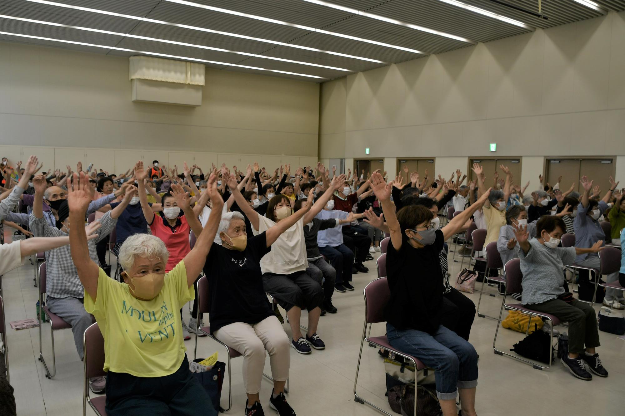 100人で体操する様子