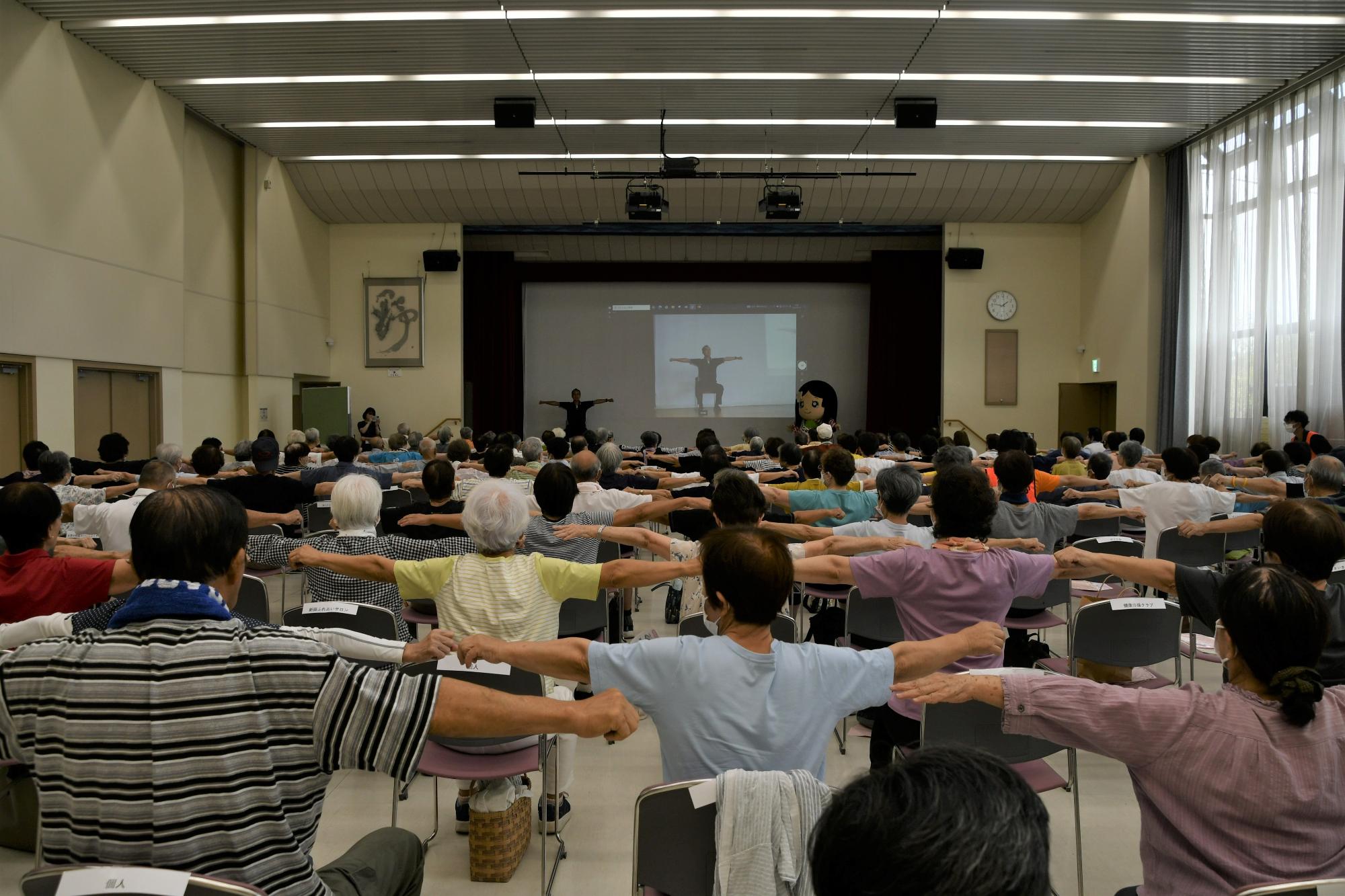 100人で体操する様子