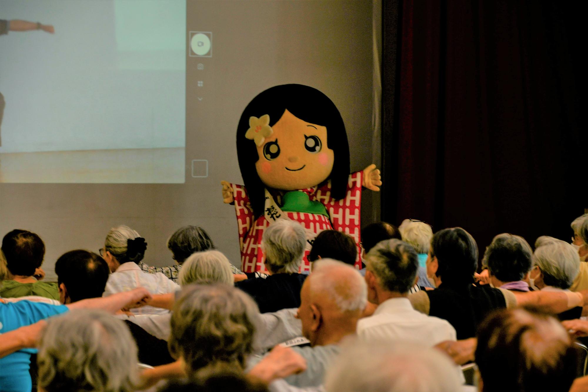 おだいちゃんが体操する様子