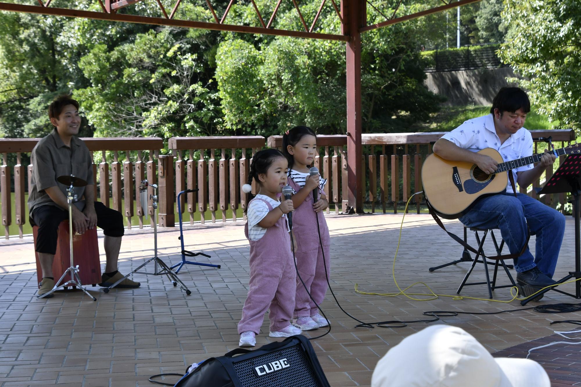 ステージで歌う子どもたち