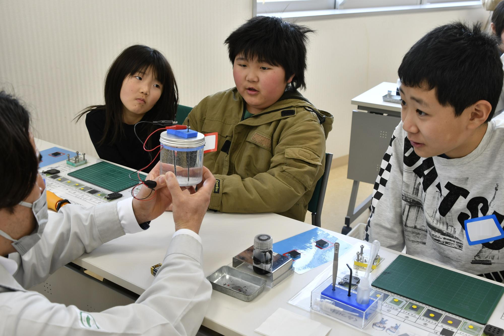 燃料電池の仕組みを学んでいるところ