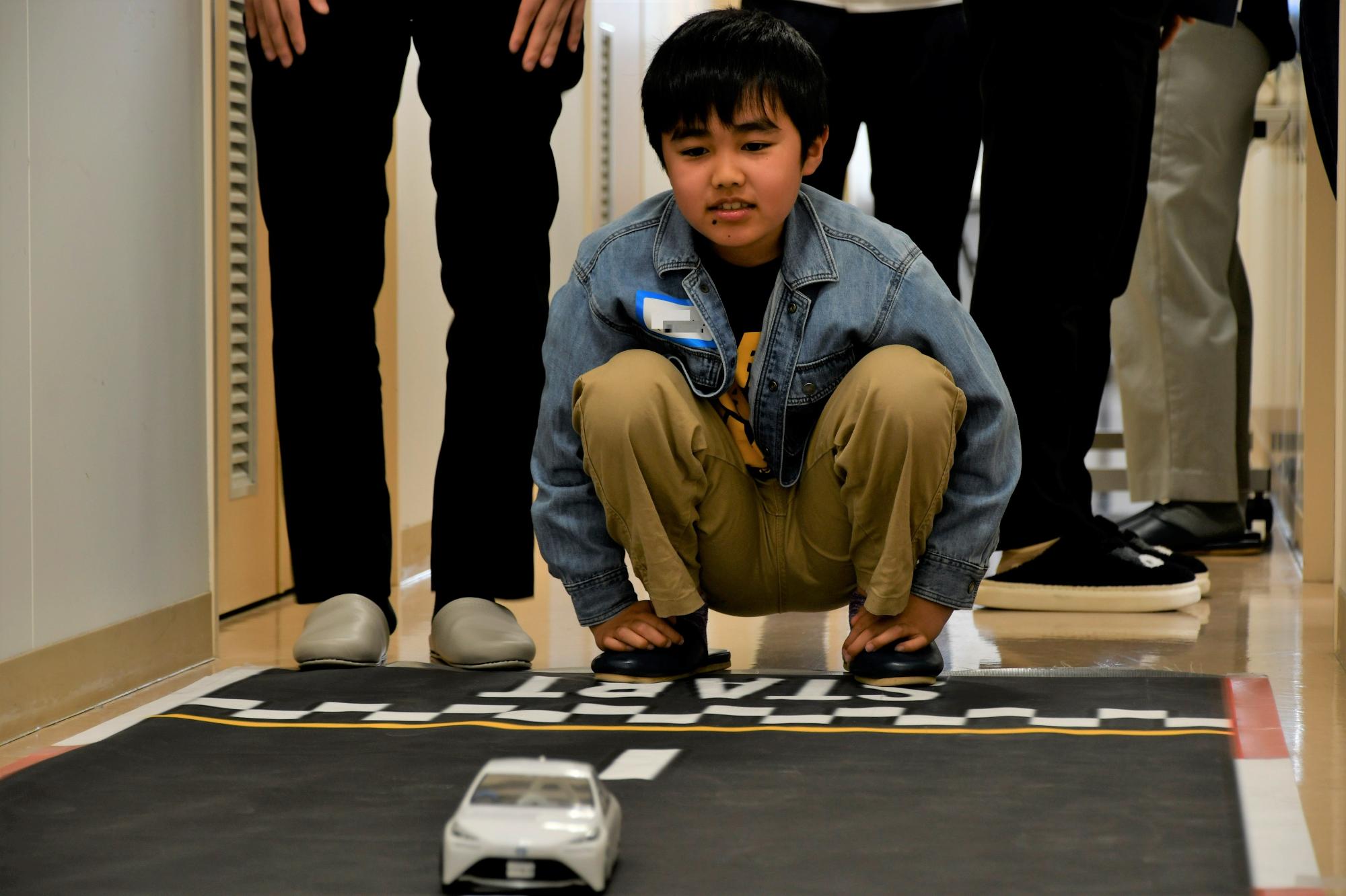 ミニカーを走らせているところ