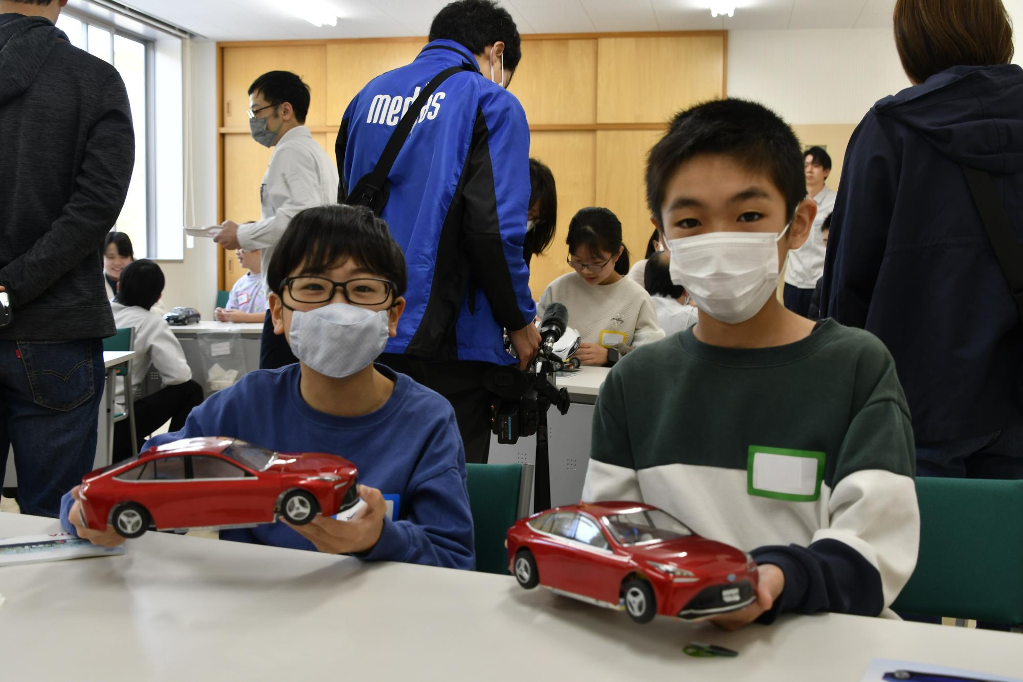 完成したミニカーと記念撮影