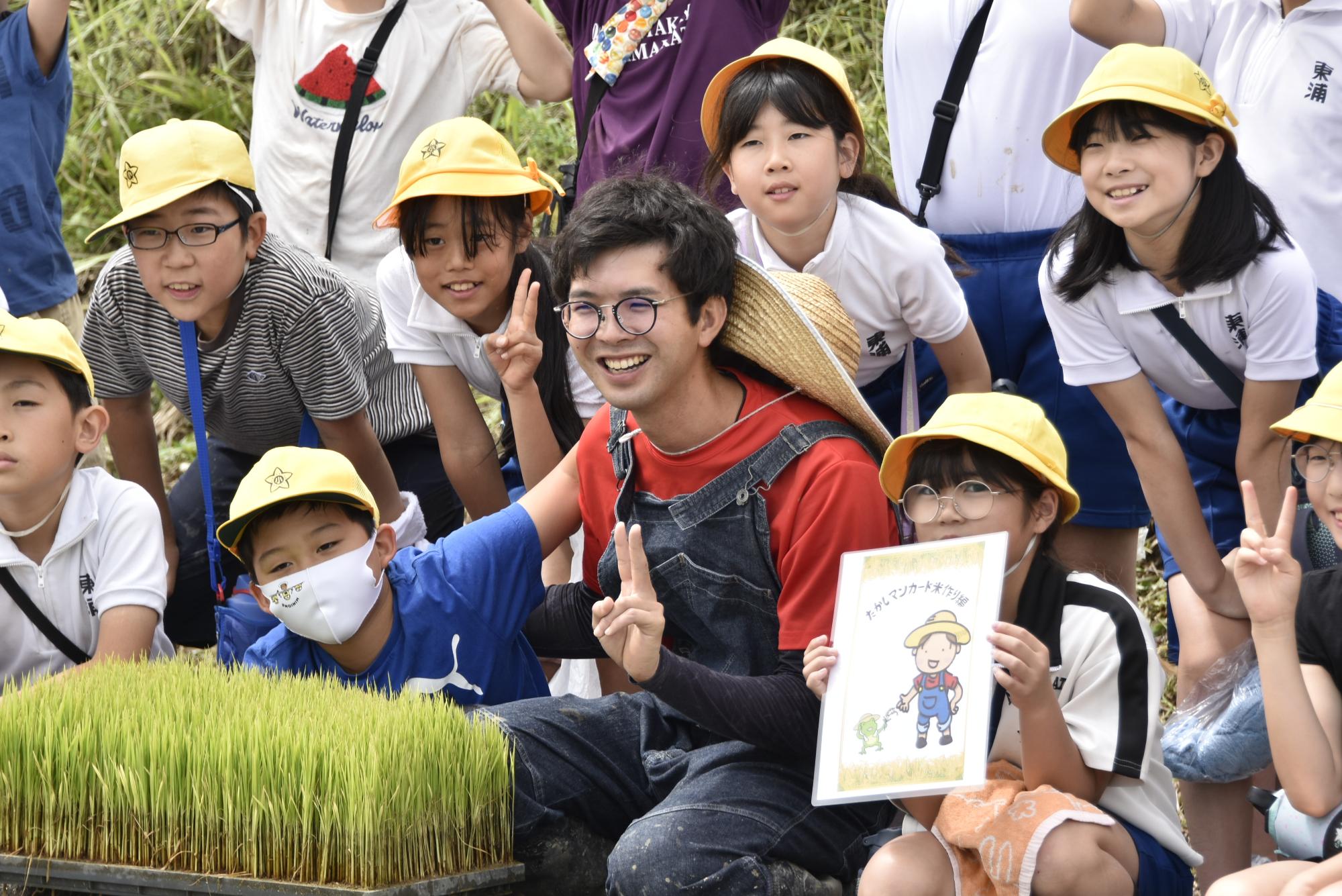 たかしマンと写真撮影する子どもたち