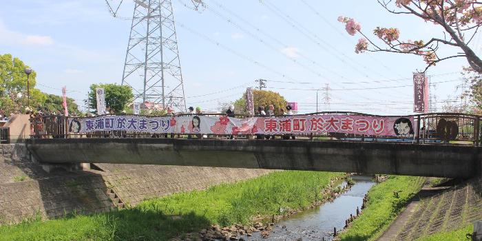 於大まつりの幕が掲げられた橋