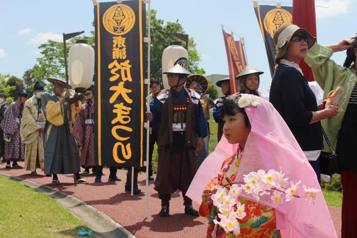 於大行列で外を眺める侍女