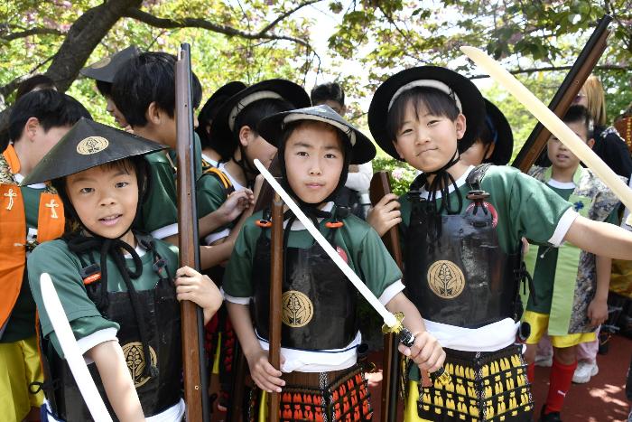 武器を構える少年たち