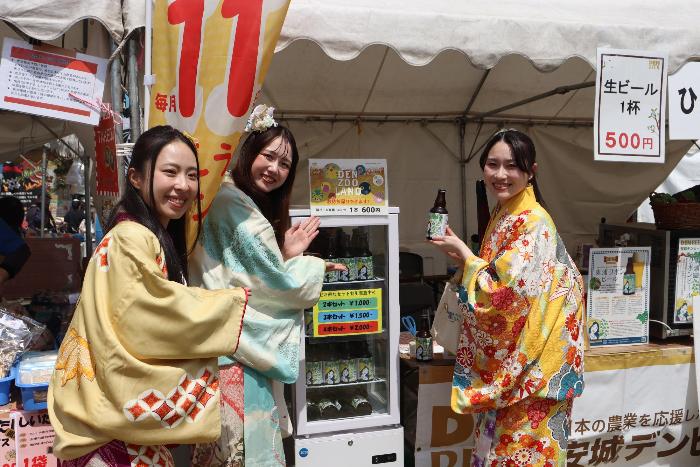 出展ブースを楽しむ様子