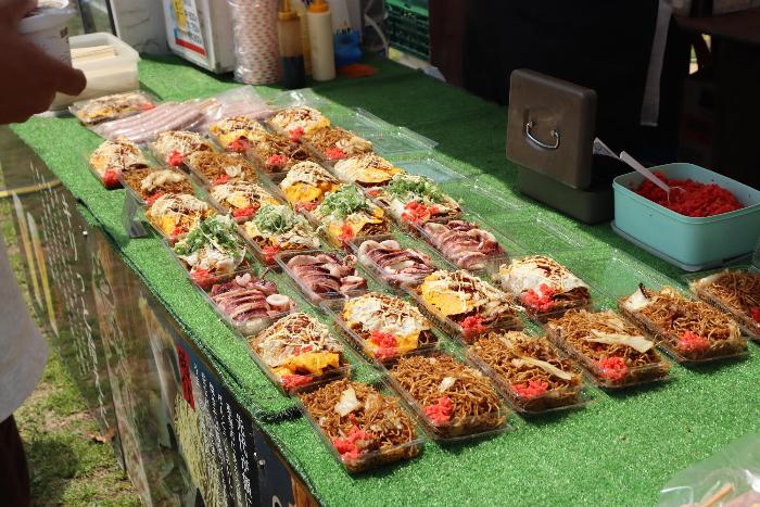 屋台に並ぶ食べ物の数々
