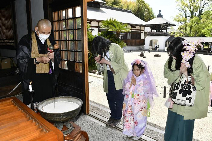 乾坤院におまいりする於大姫
