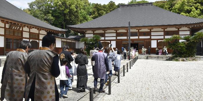 乾坤院におまいりする行列