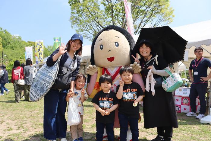 他市町のキャラクターと写真を撮る様子
