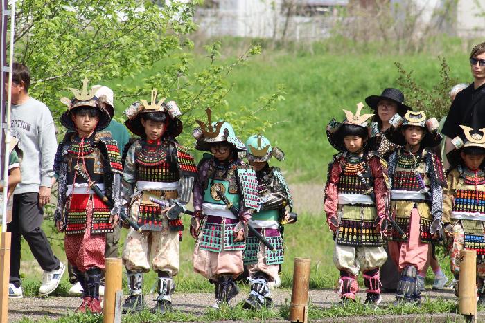 鎧を着て歩く武者行列