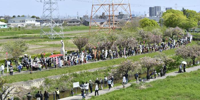 明徳寺川沿いを練り歩く行列