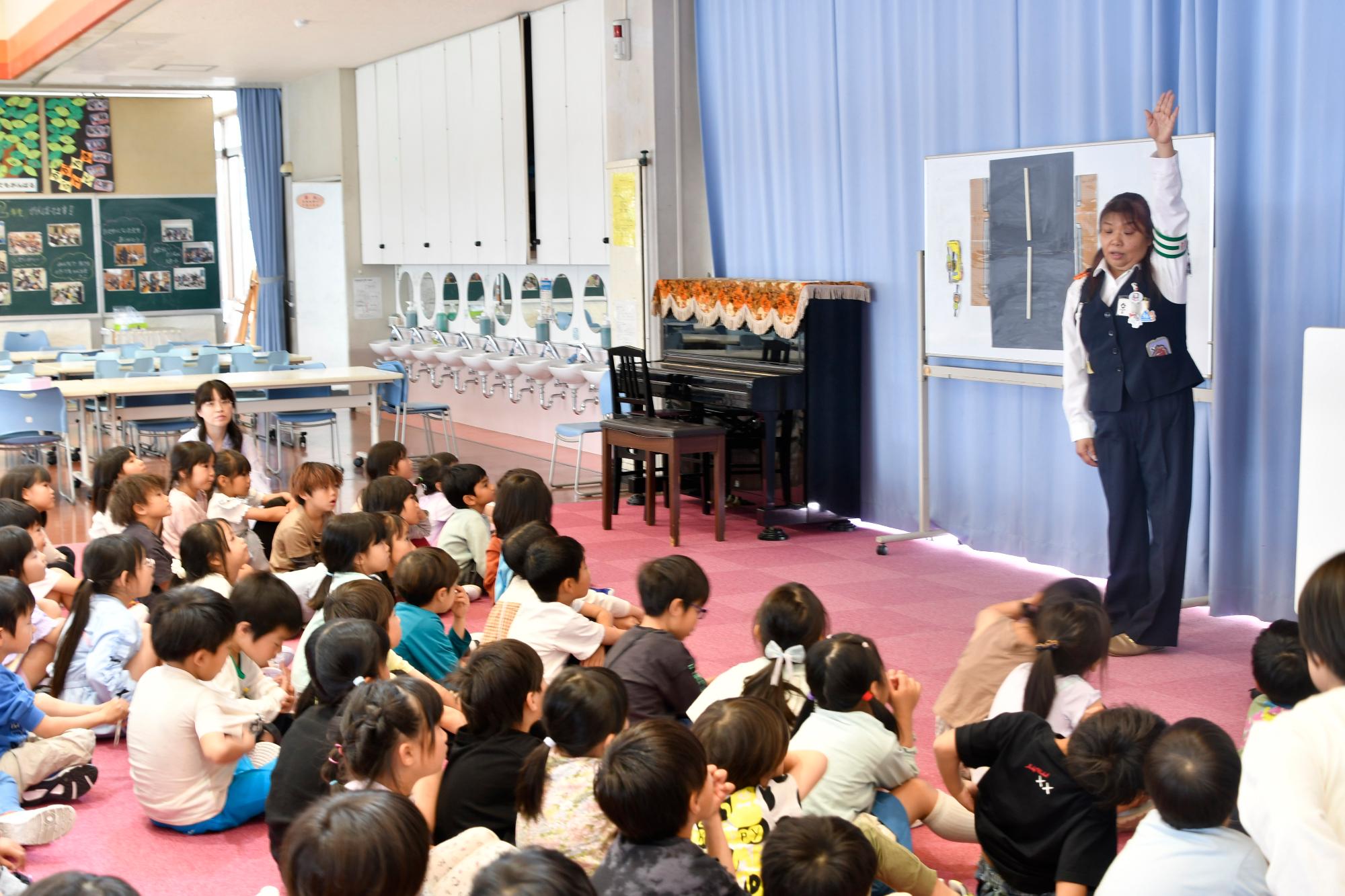 緒川小学校の児童が交通指導員の話を聞く様子