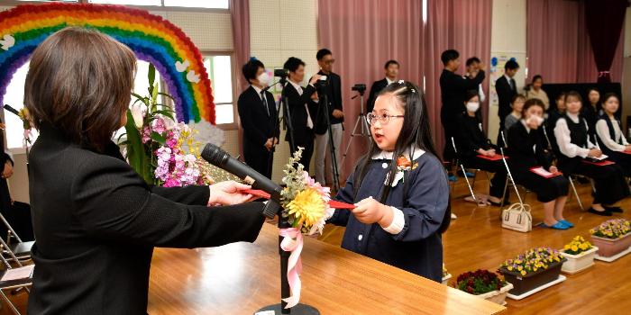 卒園証書を受け取る園児