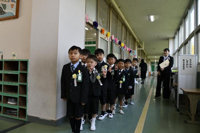 入学式前に緊張した面持ちの1年生