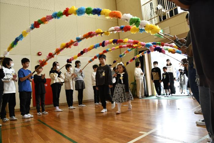 在校生が作る入場ゲートをくぐる1年生