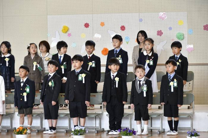 緊張した様子で式典を過ごす1年生