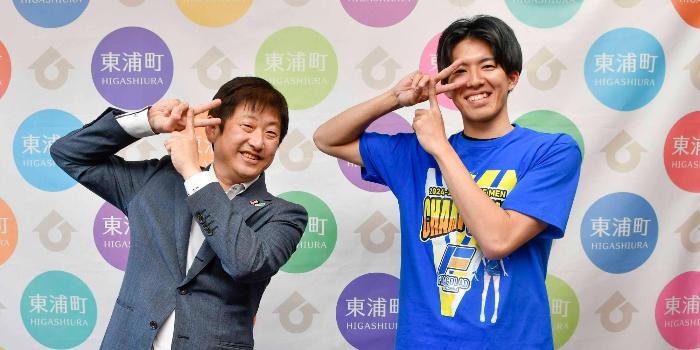 フラーゴラッド鹿児島の決めポーズをする水野さんと町長