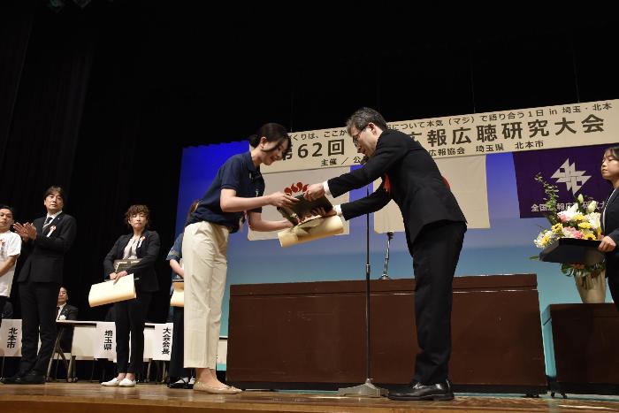 賞状と盾を受け取る東浦町職員