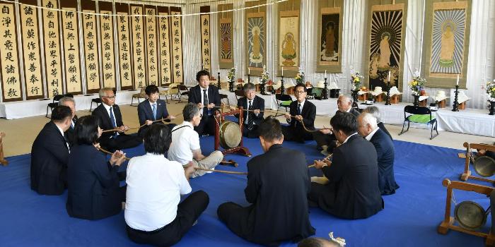 数珠をもち輪になる様子