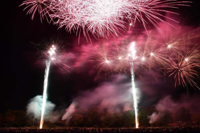 夜空を赤く照らす打ち上げ花火